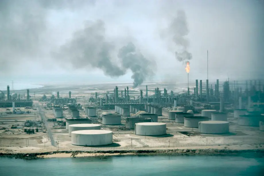 Refinaria de petróleo da Aramco em Dahran, Arábia Saudita. [Foto: MyLoupe/Universal Images Group via Getty Images]