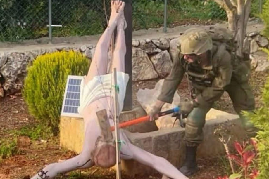 Um soldado das Forças de Defesa de Israel (IDF) é visto dstruindo uma estátua de Jesus no sul do Líbano. [Foto: via mídia social]