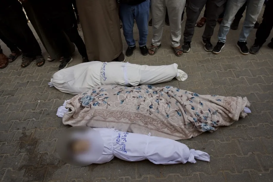 Parentes da família al-Tanani lamentam durante uma cerimônia fúnebre no Hospital Shifa a morte de uma mãe grávida de gêmeos e seus dois filhos, que foram mortos em um ataque aéreo israelense contra sua casa em Beit Lahiya, apesar do cessar-fogo em vigor, na Cidade de Gaza, Palestina, em 25 de abril de 2026. [Anas Zeyad Fteha - Agência Anadolu]