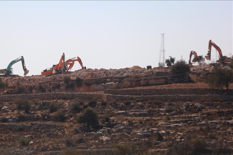 Máquinas pesadas israelenses realizam trabalhos de escavação, danificando terras de propriedade palestina para construir um assentamento judaico ilegal na área de Jabal Juheihan, em Hebron, Cisjordânia, em 27 de outubro de 2025. [Wisam Hashlamoun - Agência Anadolu]