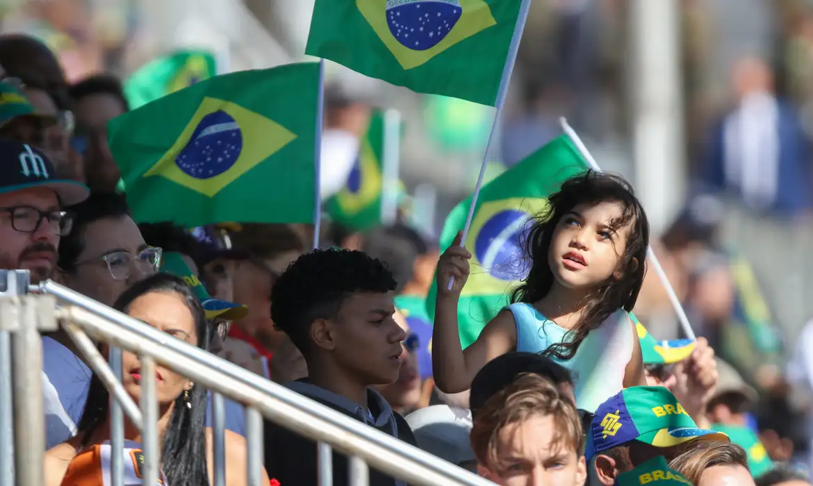 Público acompanha o desfile de 7 de Setembro, data que celebra a Independência do Brasil e mobiliza manifestações cívicas em diversas regiões do país. [Fabio Rodrigues-Pozzebom/ Agência Brasil]