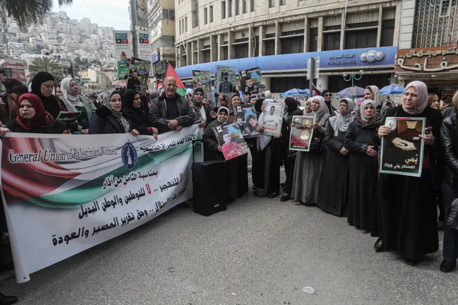 Mulheres palestinas participam de uma marcha exigindo a libertação de prisioneiras nas prisões de ocupação israelense em Nablus, na Cisjordânia, em 9 de março de 2025. [Mohammed Nasser/Apaimages]
