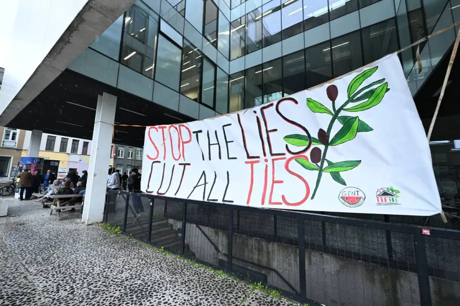 Estudantes da Universidade de Ghent realizam protesto pró-Palestina, condenando os ataques de Israel a Gaza e exigindo que a administração da universidade corte todas as relações com Israel em Bruxelas, Bélgica, em 6 de maio de 2024. [Dursun Aydemir – Agência Anadolu]