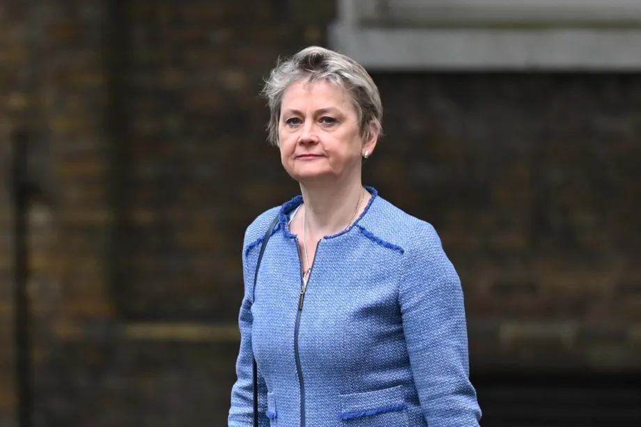 A Secretária de Relações Exteriores britânica, Yvette Cooper, chega a Downing Street para participar da reunião semanal do Gabinete em Londres, Reino Unido, em 24 de junho de 2025. [Raşid Necati Aslım - Agência Anadolu]