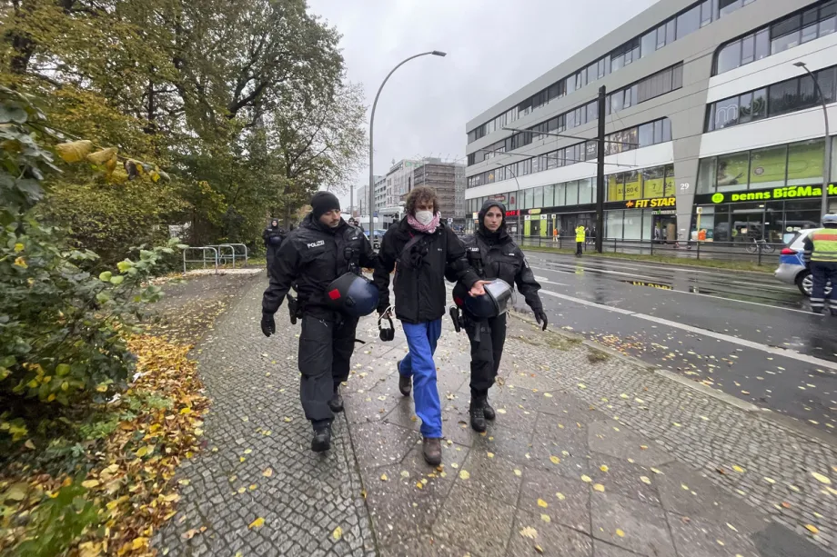 Ativistas pró-Palestina se reúnem na estação de metrô Turmstraße, em Berlim, Alemanha, para demonstrar apoio a presos políticos e protestar contra a fabricante de armas Elbit Systems em 26 de outubro de 2025. [İlkin Eskipehlivan – Agência Anadolu]