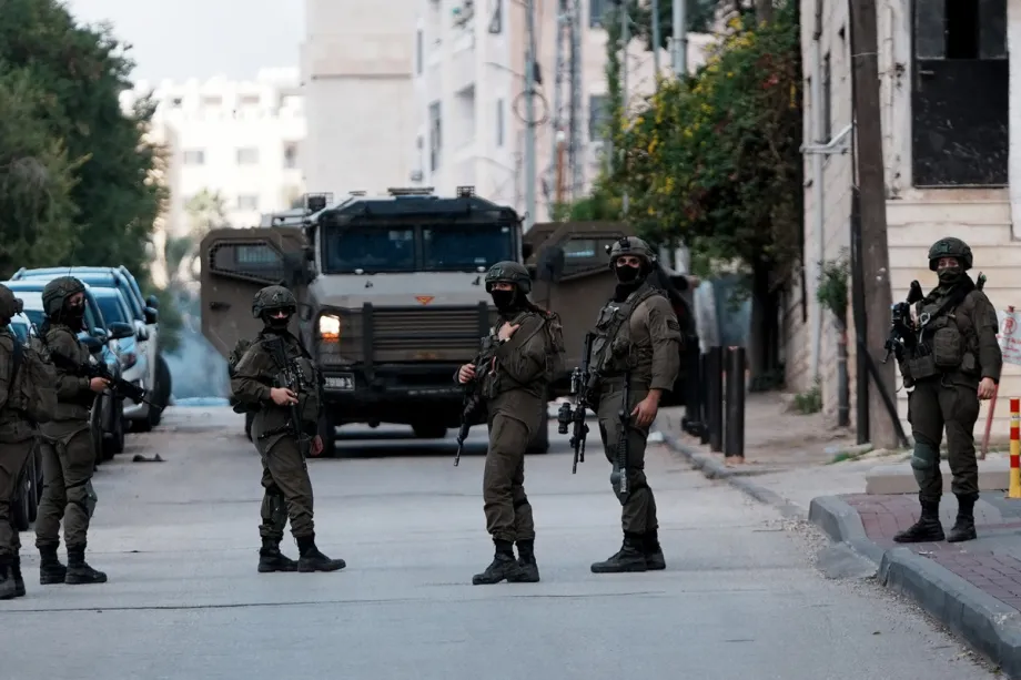 Forças israelenses realizam uma incursão em Al-Bireh, Cisjordânia, em 1º de dezembro de 2025. [Issam Rimawi – Agência Anadolu]