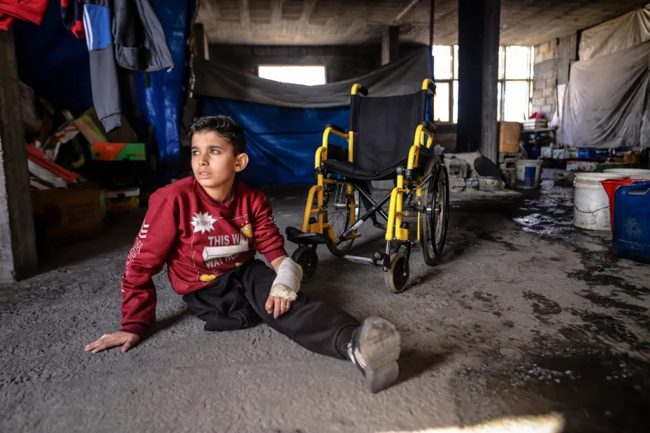 Mohammed al-Mubayyid, palestino de 12 anos que perdeu uma perna em um ataque israelense ao bairro de Al-Zeitoun, em Gaza, é visto em uma cadeira de rodas na Faixa de Gaza em 3 de dezembro de 2025. [Saeed M. M. T. Jaras – Agência Anadolu]
