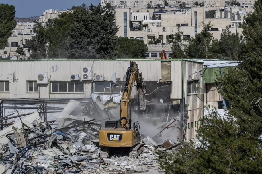 Equipes da Autoridade de Terras de Israel, acompanhadas pela polícia israelense, demoliram estruturas na sede da UNRWA em Jerusalém em 20 de janeiro de 2026. [Mostafa Alkharouf – Agência Anadolu]