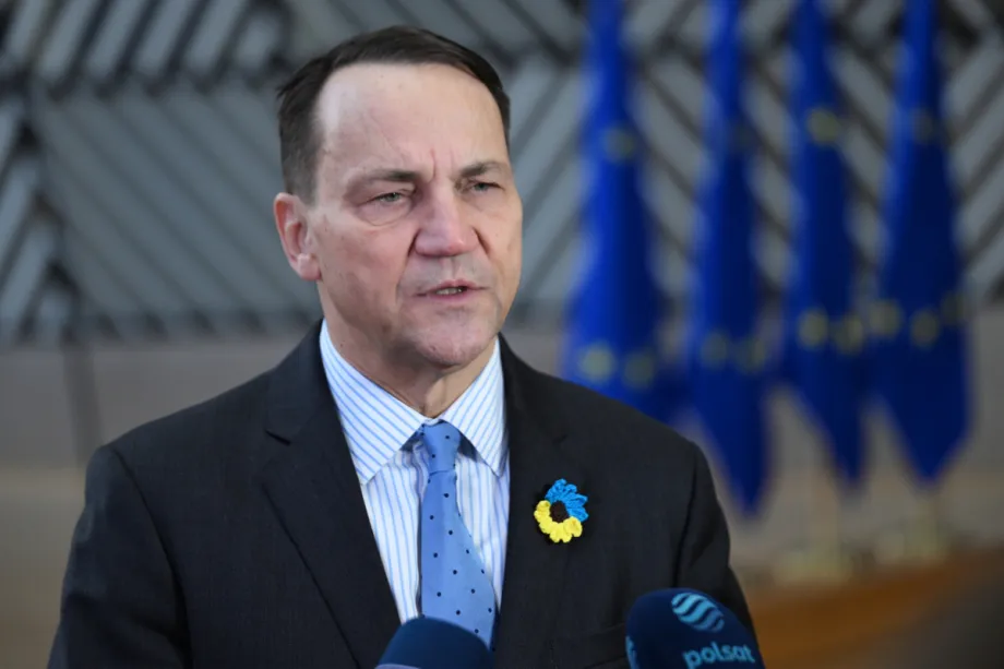 O Ministro das Relações Exteriores da Polônia, Radoslaw Sikorski, declarou à imprensa antes da reunião do Conselho de Assuntos Externos da União Europeia, focada nos últimos acontecimentos na Ucrânia e no Oriente Médio, em Bruxelas, Bélgica, em 23 de fevereiro de 2026. [Dursun Aydemir – Agência Anadolu]