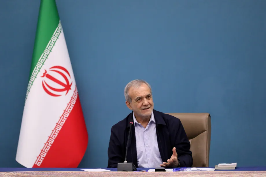O presidente iraniano, Masoud Pezeshkian, discursa durante o “Conselho para o Desenvolvimento da Cultura Corânica” em Teerã, Irã, em 24 de fevereiro de 2026. [Presidência Iraniana – Agência Anadolu]
