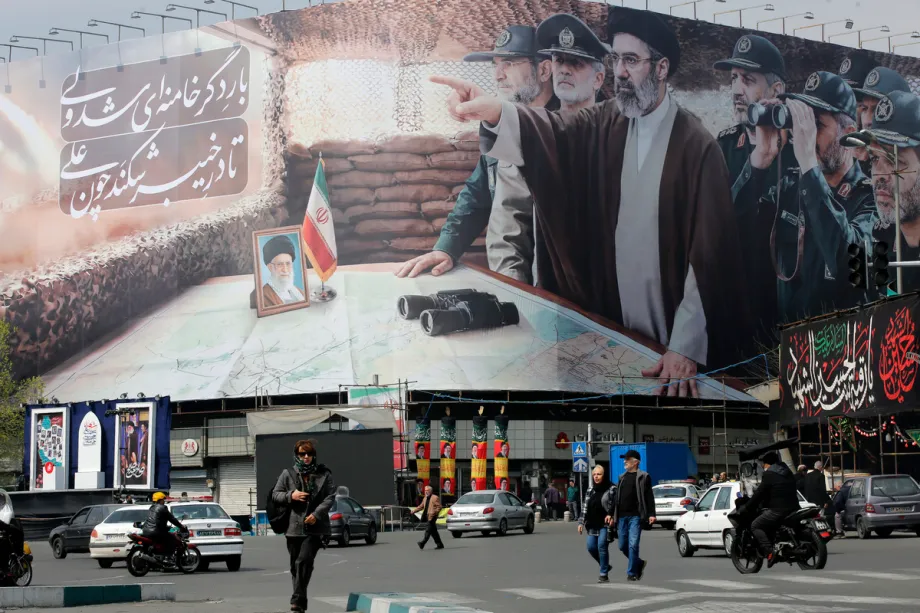 Mural com a imagem do novo Líder Supremo do Irã, Mojtaba Khamenei, e altos comandantes da Guarda Revolucionária Islâmica (IRGC), em 14 de março de 2026. [Fatemeh Bahrami – Agência Anadolu]