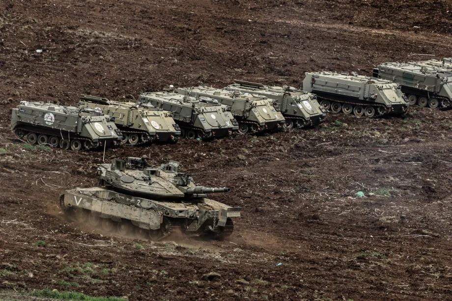 Blindados israelenses na fronteira libanesa, em 14 de março de 2026 [Tsafrir Abayov/Agência Anadolu]
