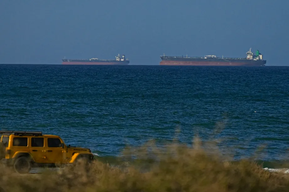 Uma vista das embarcações passando pelo Estreito de Ormuz após o cessar-fogo temporário de duas semanas alcançado entre os Estados Unidos e o Irã, sob a condição de que o estreito seja reaberto, vista em Omã em 8 de abril de 2026. [Shadi J. H. Alassar - Agência Anadolu]