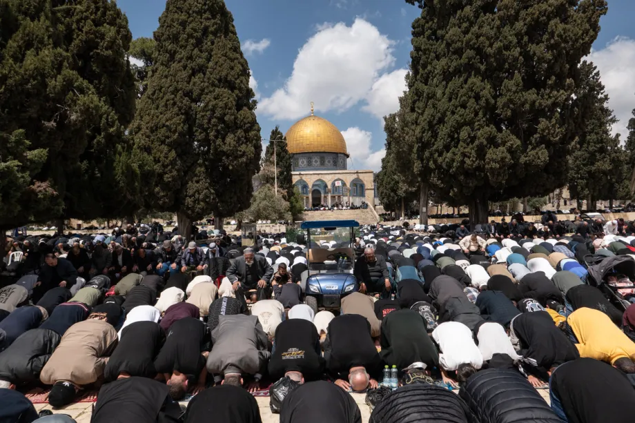 Palestinos oram na Mesquita de Al-Aqsa pela primeira sexta-feira em cinco semanas, em Jerusalém ocupada, em 10 de abril de 2026 [Mostafa Alkharouf/Agência Anadolu]