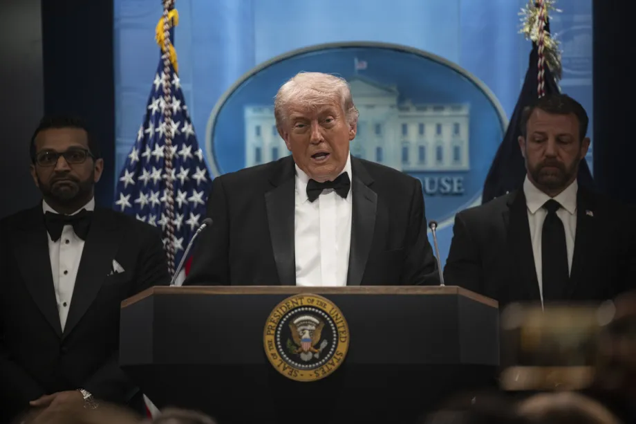 O presidente dos EUA, Donald Trump, concede uma coletiva de imprensa na Casa Branca, em Washington, DC, em 25 de abril de 2026. [Celal Güneş – Agência Anadolu]