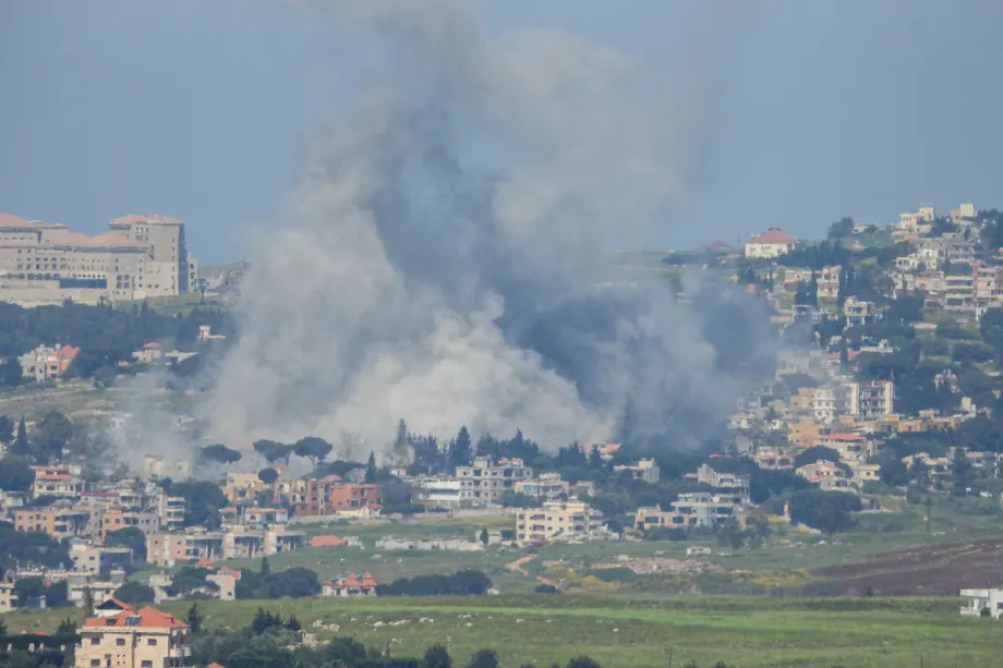 Ataques de Israel à aldeia de Kafr Jouz, em Nabatieh, sul do Líbano, em 2 de maio de 2026 [Ramiz Dallah/Agência Anadolu]
