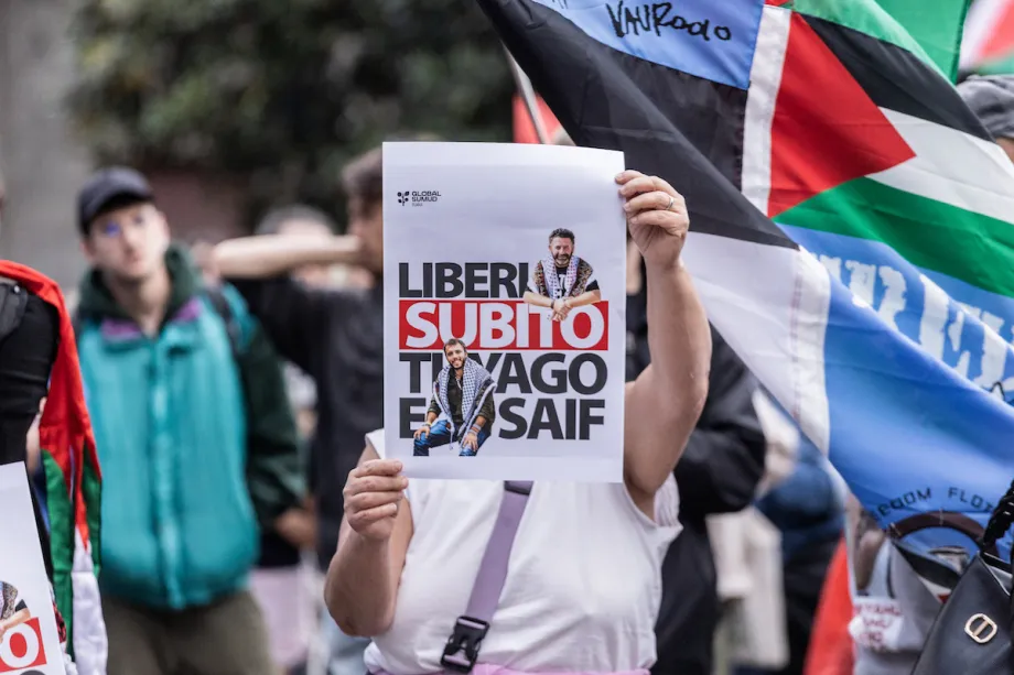 Pessoas carregando bandeiras e faixas palestinas se reúnem para protestar contra a detenção dos ativistas da Flotilha Global Sumud, Thiago de Avila e Saif Abu Keshek, que foram detidos em águas internacionais na noite de 29 para 30 de abril pela Marinha israelense e estão atualmente detidos em Israel, em 4 de maio de 2026, em Milão, Itália. [Andrea Carrubba – Agência Anadolu]
