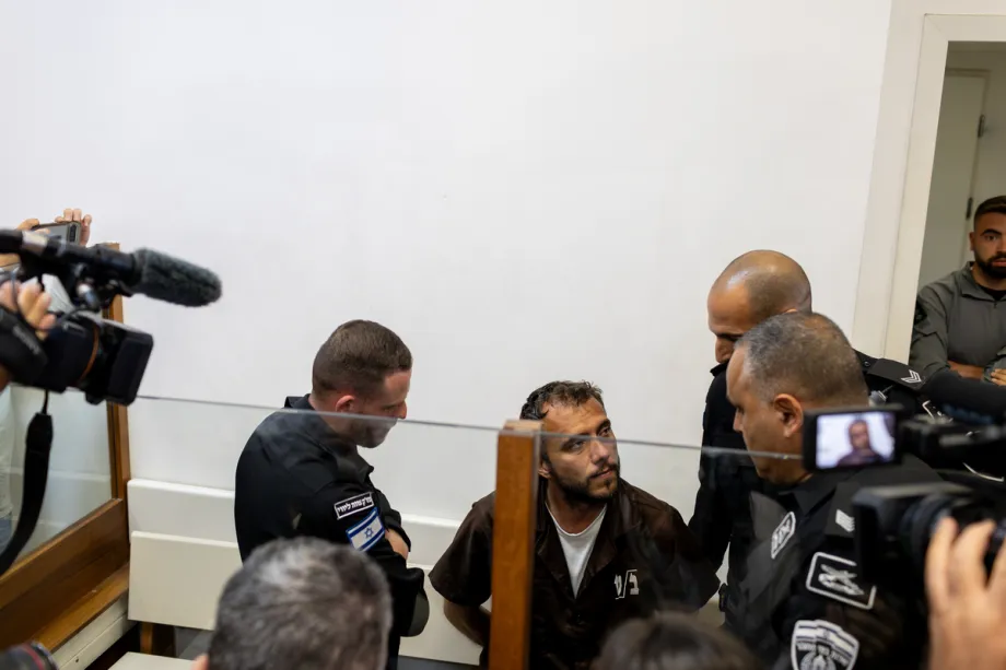 Thiago Ávila, ativista brasileiro da Flotilha Global Sumud, pelo fim do cerco a Gaza, atende a audiência em um tribunal da ocupação israelense, em Ashkelon, em 5 de maio de 2026 [Stringer/Agência Anadolu]