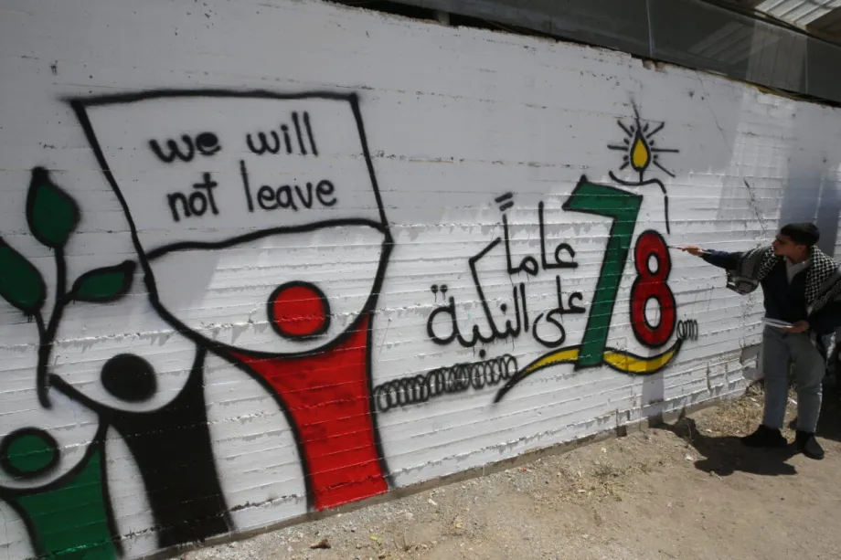 Estudantes palestinos pintam grafites durante um evento comemorativo realizado em uma escola em Hebron, Cisjordânia, Palestina, em preparação para o 78º aniversário da Nakba, em 10 de maio de 2026. [Wisam Hashlamoun – Agência Anadolu]

