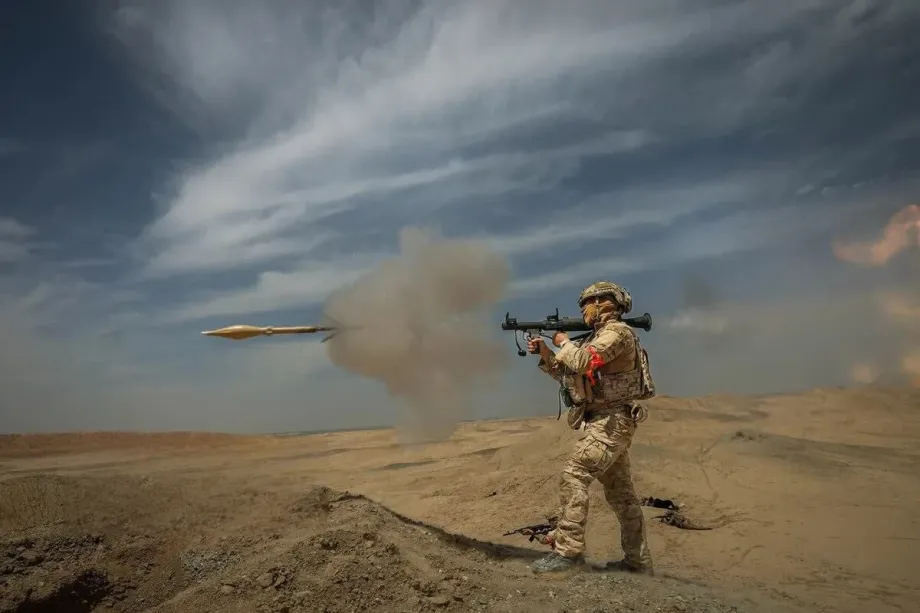 Membros da Guarda Revolucionária Islâmica (IRGC) participam de um exercício militar com o objetivo de “aumentar as capacidades de combate” na província de Teerã, Irã, em 12 de maio de 2026. [Guarda Revolucionária Islâmica – Agência Anadolu]
