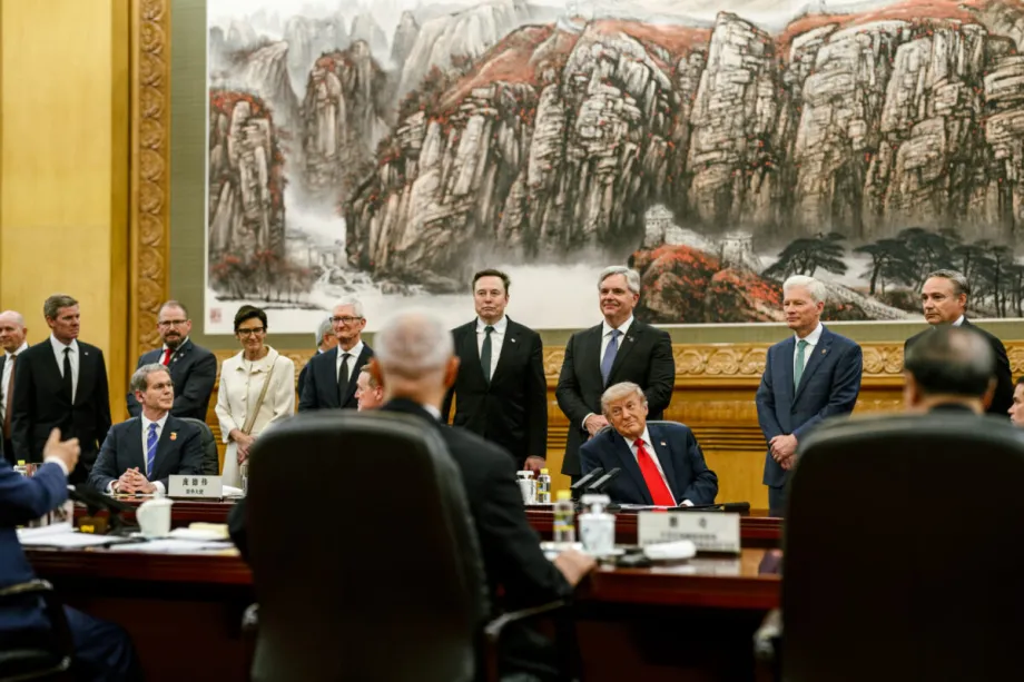 O presidente dos EUA, Donald Trump, participa de discussões para fortalecer a cooperação econômica entre os países, incluindo a expansão do acesso de empresas americanas ao mercado chinês e o aumento do investimento chinês, em 14 de maio de 2026. [Casa Branca via X – Agência Anadolu]