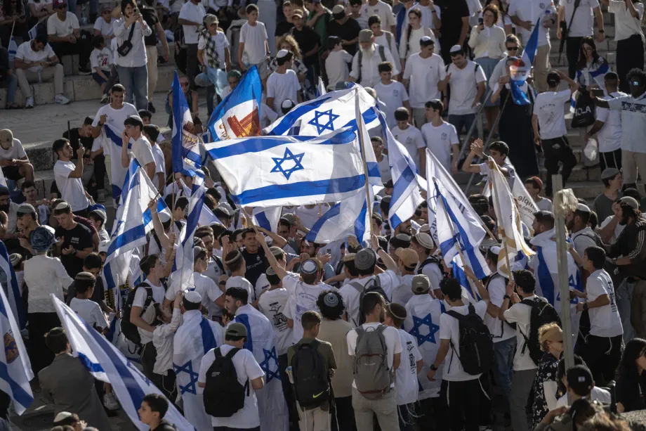 Grupos extremistas realizam uma provocativa “marcha com bandeiras” em Jerusalém em 14 de maio de 2026. [Mostafa Alkharouf – Agência Anadolu]