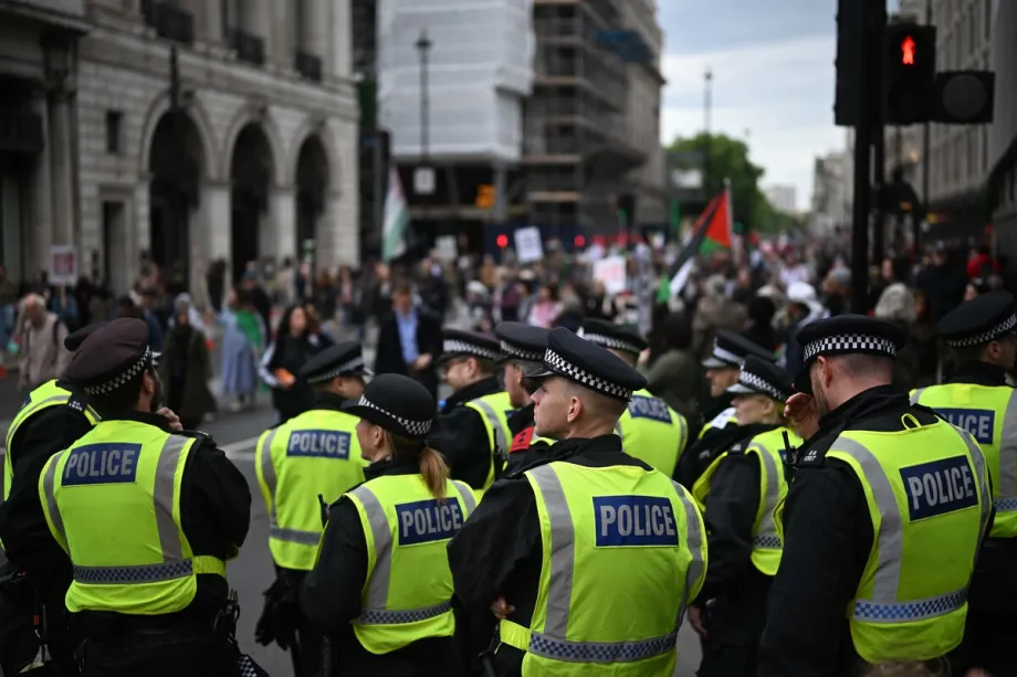 A polícia toma medidas de segurança enquanto grandes multidões marcham pelas ruas durante uma manifestação que marca o Dia da Nakba em Londres, Reino Unido, em 16 de maio de 2026. [Raşid Necati Aslım – Agência Anadolu]