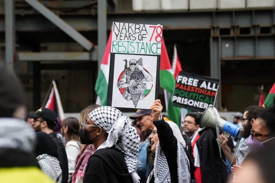 Manifestantes pró-Palestina marcham durante um protesto que marca o 78º aniversário da Nakba em Toronto, Ontário, em 16 de maio de 2026. [Mert Alper Dervış – Agência Anadolu]