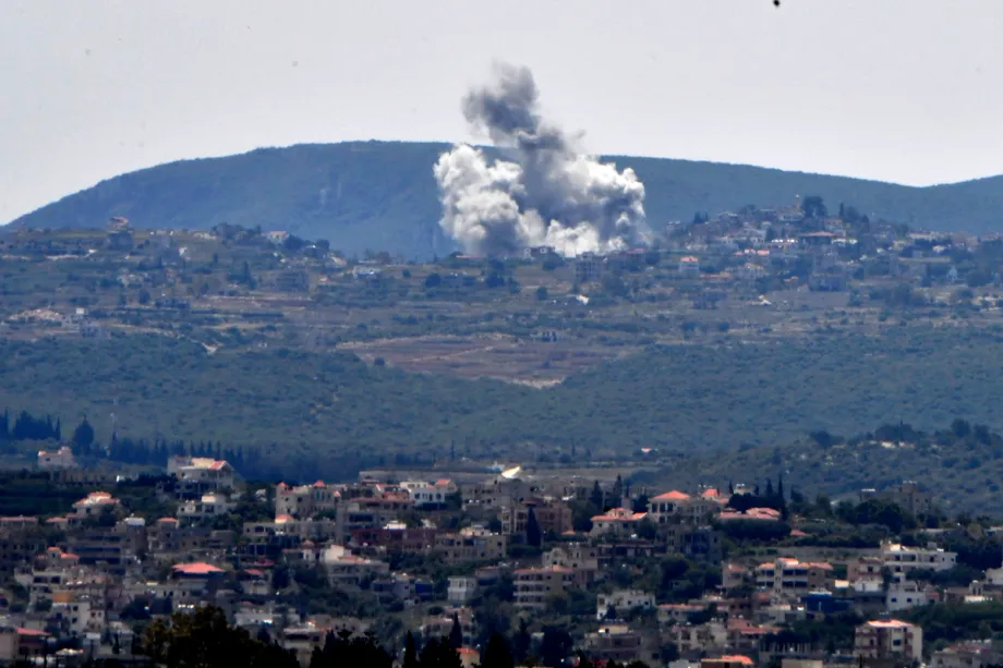 Fumaça sobe após ataques israelenses contra áreas na cidade de Tiro, no sul do Líbano, em 17 de maio de 2026. [Houssam Shbaro – Agência Anadolu]