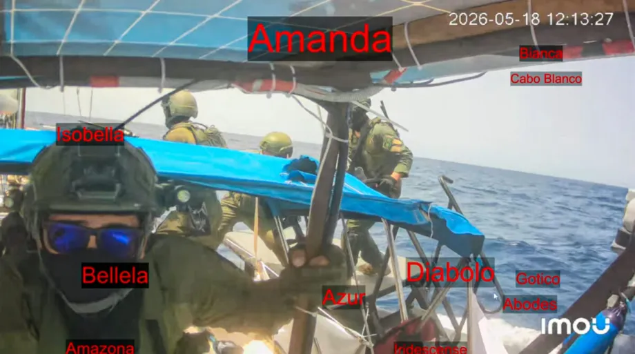 Soldados israelenses interceptaram a flotilha humanitária Global Sumud, com destino a Gaza, e capturaram a transmissão ao vivo da frota no mar em 18 de maio de 2026. [Flotilha Global Sumud - Agência Anadolu]