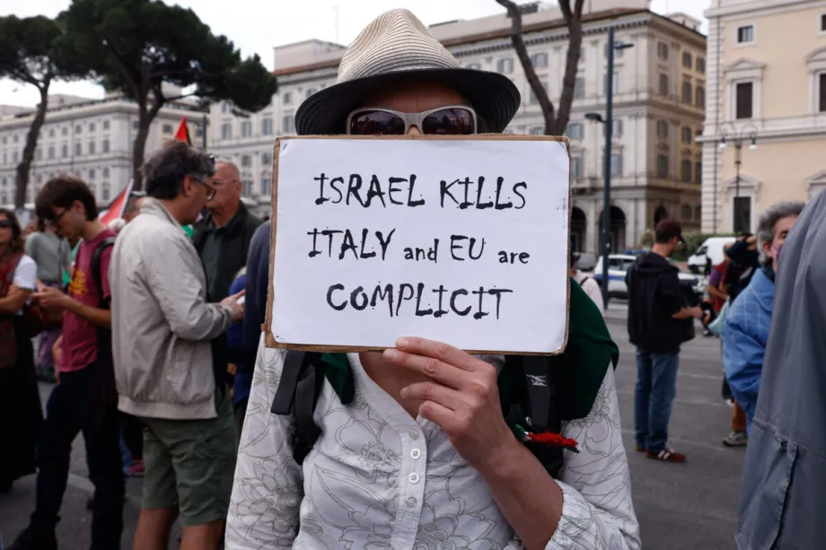 Manifestantes com bandeiras palestinas se reúnem na Piazza dei Cinquecento durante um protesto em greve geral convocada por sindicatos para protestar contra os programas de rearme, condenar o genocídio contra os palestinos e apoiar a Flotilha Global Sumud, que transporta ajuda humanitária para Gaza, em Roma, Itália, em 18 de maio de 2026. [Claudia Chieppa - Agência Anadolu]