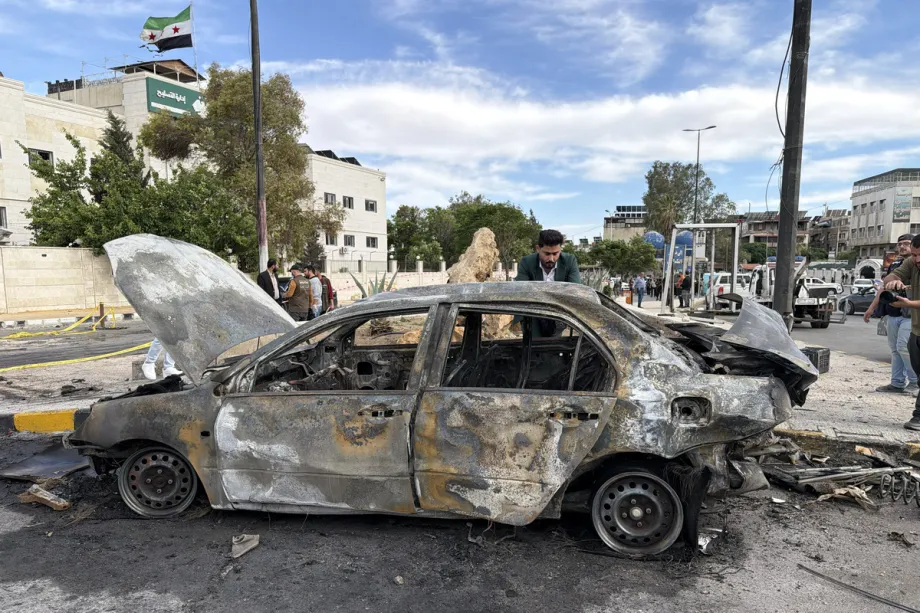 Uma vista da destruição após uma explosão perto de um prédio do Ministério da Defesa em Damasco, Síria, em 19 de maio de 2026. [Izz Aldien Alqasem – Agência Anadolu]