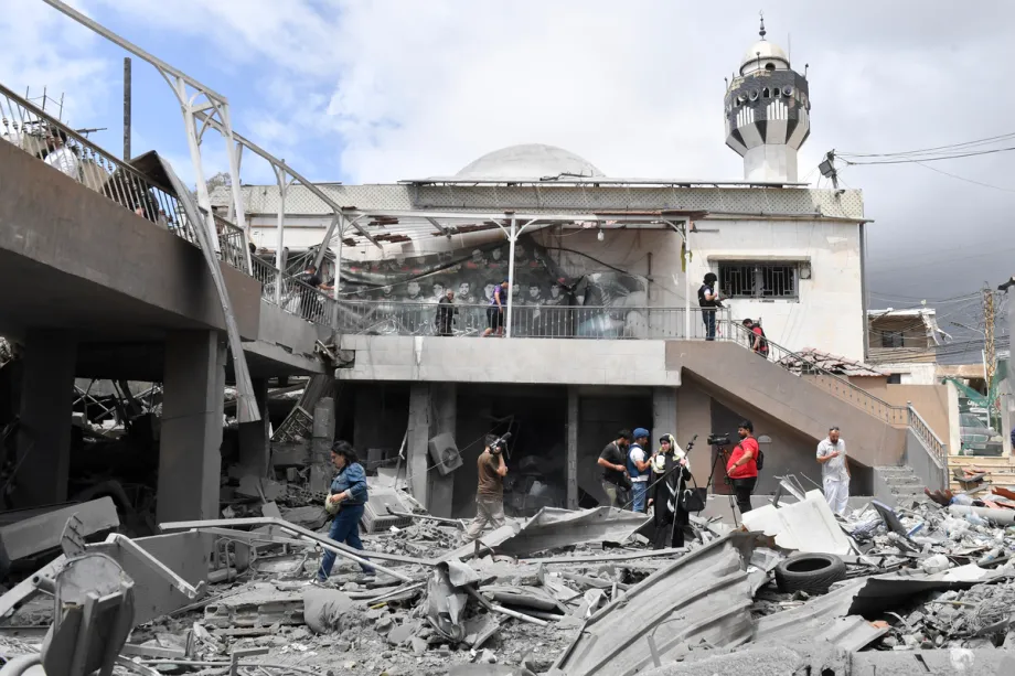 Uma visão geral da grande destruição após um ataque aéreo israelense a um centro de saúde pertencente à Autoridade Islâmica de Saúde (Hayaa) na área de Al-Mashouk, perto da cidade de Tiro, no sul do Líbano, em 20 de maio de 2026. [Houssam Shbaro – Agência Anadolu]