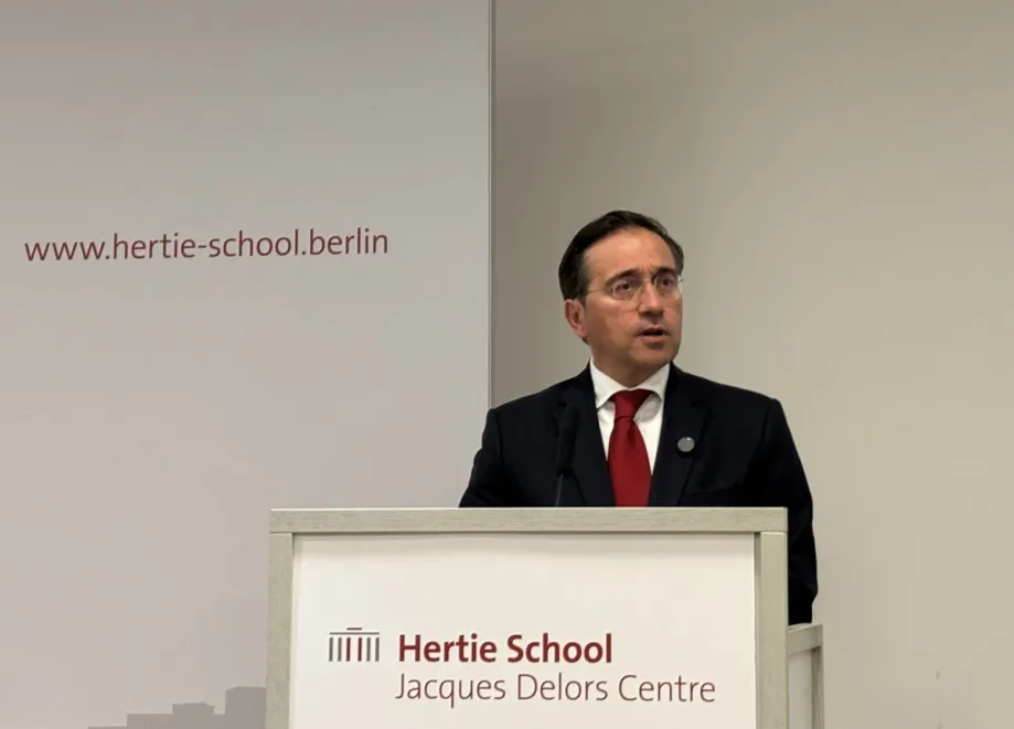 O ministro das Relações Exteriores da Espanha, José Manuel Albares, discursa no Centro Jacques Delors da Hertie School durante sua visita a Berlim, Alemanha, em 20 de maio de 2026. [Ayhan Şimşek – Agência Anadolu]