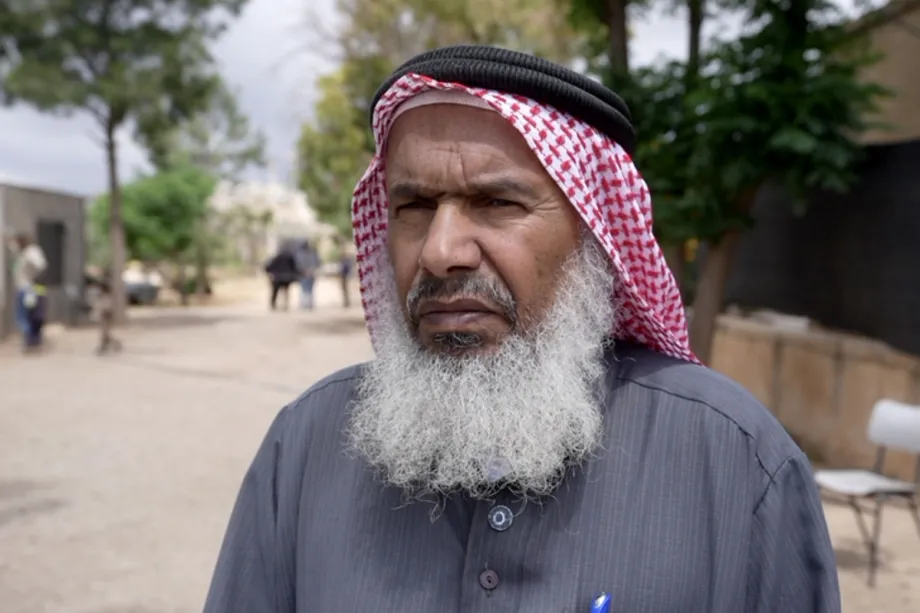 Abu Faza al-Kaabneh, residente palestino, vítima de ataques coloniais, cede entrevista à agência Anadolu, em el-Muarrajat, no Vale do Jordão, na Cisjordânia ocupada, em 21 de maio de 2026 [Issam Rimawi/Agência Anadolu]