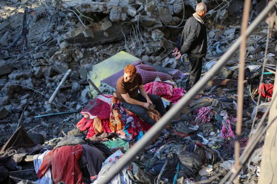 Palestinos inspecionam escombros após ataques israelenses à casa da família Abu Saif, apesar de cessar-fogo, no campo de refugiados de Nuseirat, em Gaza, em 22 de maio de 2026 [Hassan Jedi/Agência Anadolu]