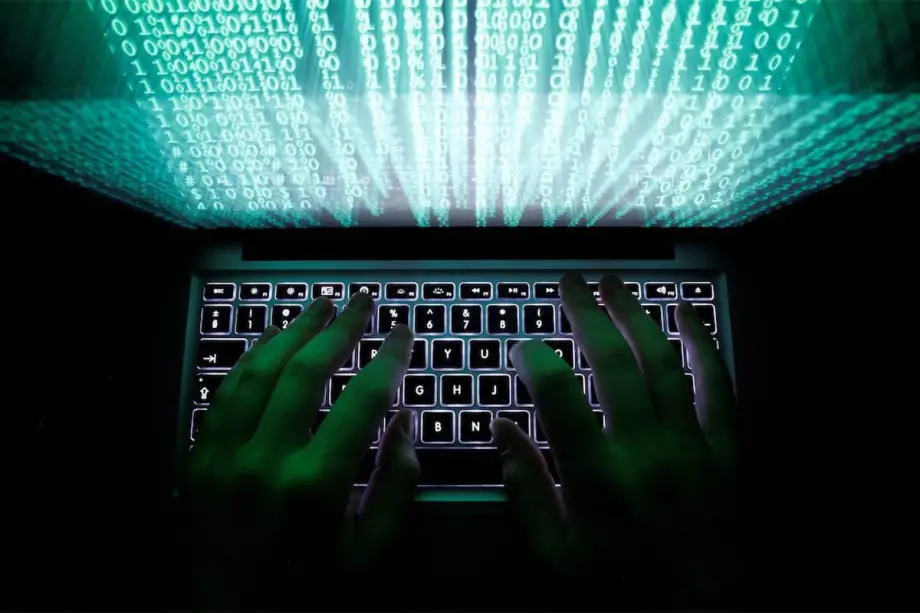 Imagem ilustrativa mostra um homem digitando em um teclado de computador [Reuters/Kacper Pempel]