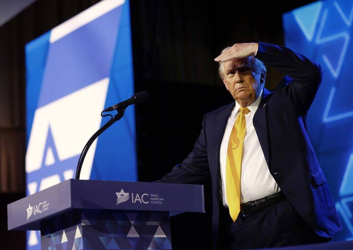 Donald Trump durante campanha eleitoral fala na Cúpula Nacional do Conselho Israelense Americano no Washington Hilton em 19 de setembro de 2024 em Washington, DC. [Kevin Dietsch/Getty Images]
