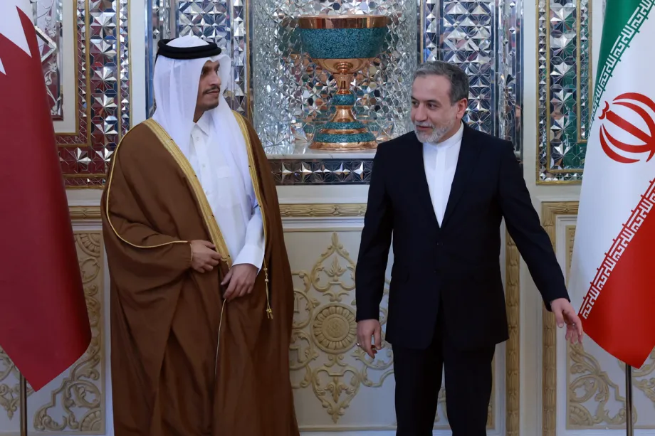 O ministro das Relações Exteriores do Irã, Abbas Araghchi (à direita), recebe seu homólogo do Catar, Mohammed bin Abdulrahman al-Thani, antes de sua reunião em Teerã, em 20 de novembro de 2024 [Foto: STR/AFP via Getty Images]