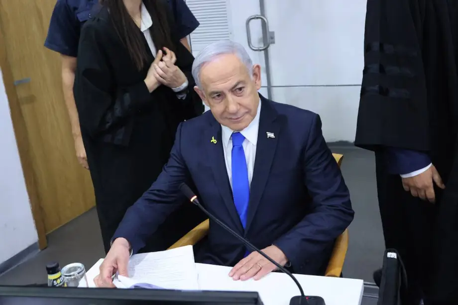O primeiro-ministro israelense, Benjamin Netanyahu, comparece ao seu julgamento por acusações de corrupção no tribunal distrital de Tel Aviv, em 21 de abril de 2025. [Moti KIMCHI / POOL / AFP / Getty Images]
