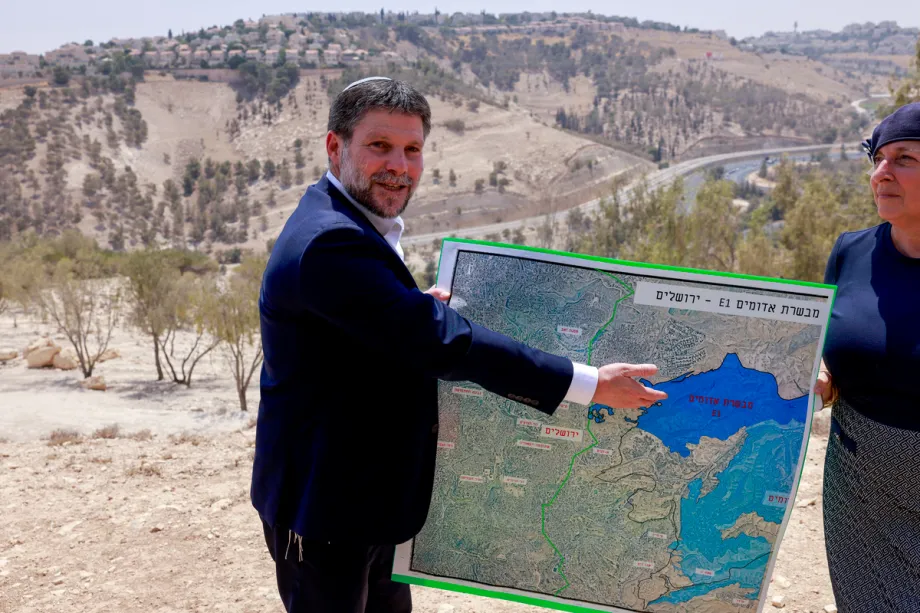 O ministro das Finanças israelense, Bezalel Smotrich, de extrema-direita, exibe um mapa de uma área próxima ao assentamento de Maale Adumim, um corredor terrestre conhecido como E1, nos arredores de Jerusalém, na Cisjordânia ocupada, em 14 de agosto de 2025. [Foto de Mrnshrm Kahana/AFP via Getty Images]