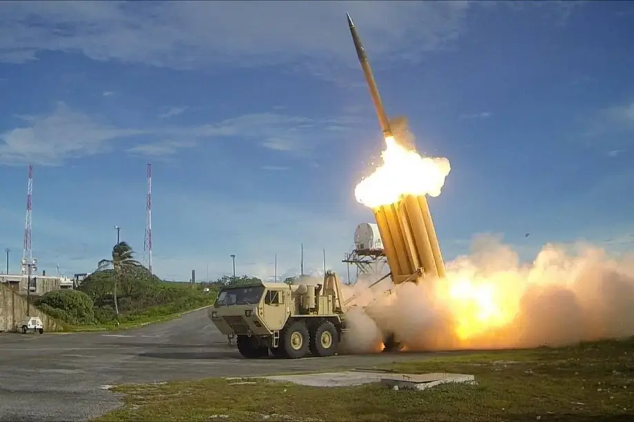 Um interceptor do sistema de defesa antimíssil Terminal High Altitude Area Defense (THAAD) sendo disparado durante um exercício em 2013. [por The US Army/Wikipedia]