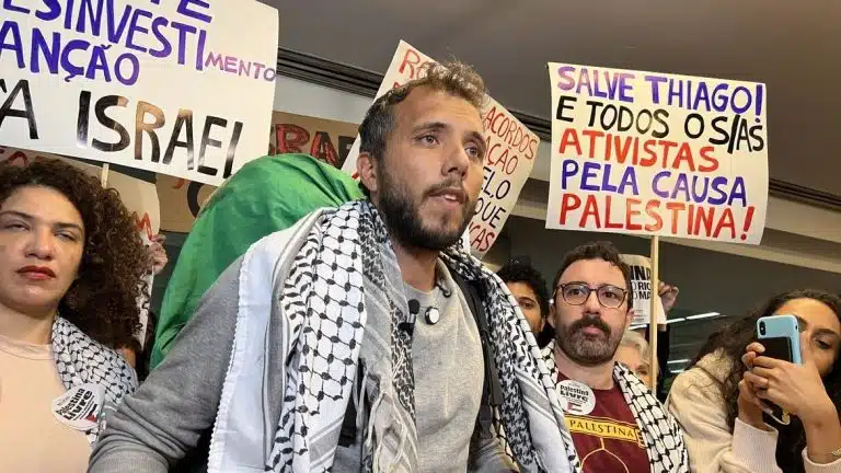 Thiago Ávila, ao retornar da prisão de Israel na primeira participação na Fotilha Global Sumud [Paulo Pinto/Agência Brasil]
