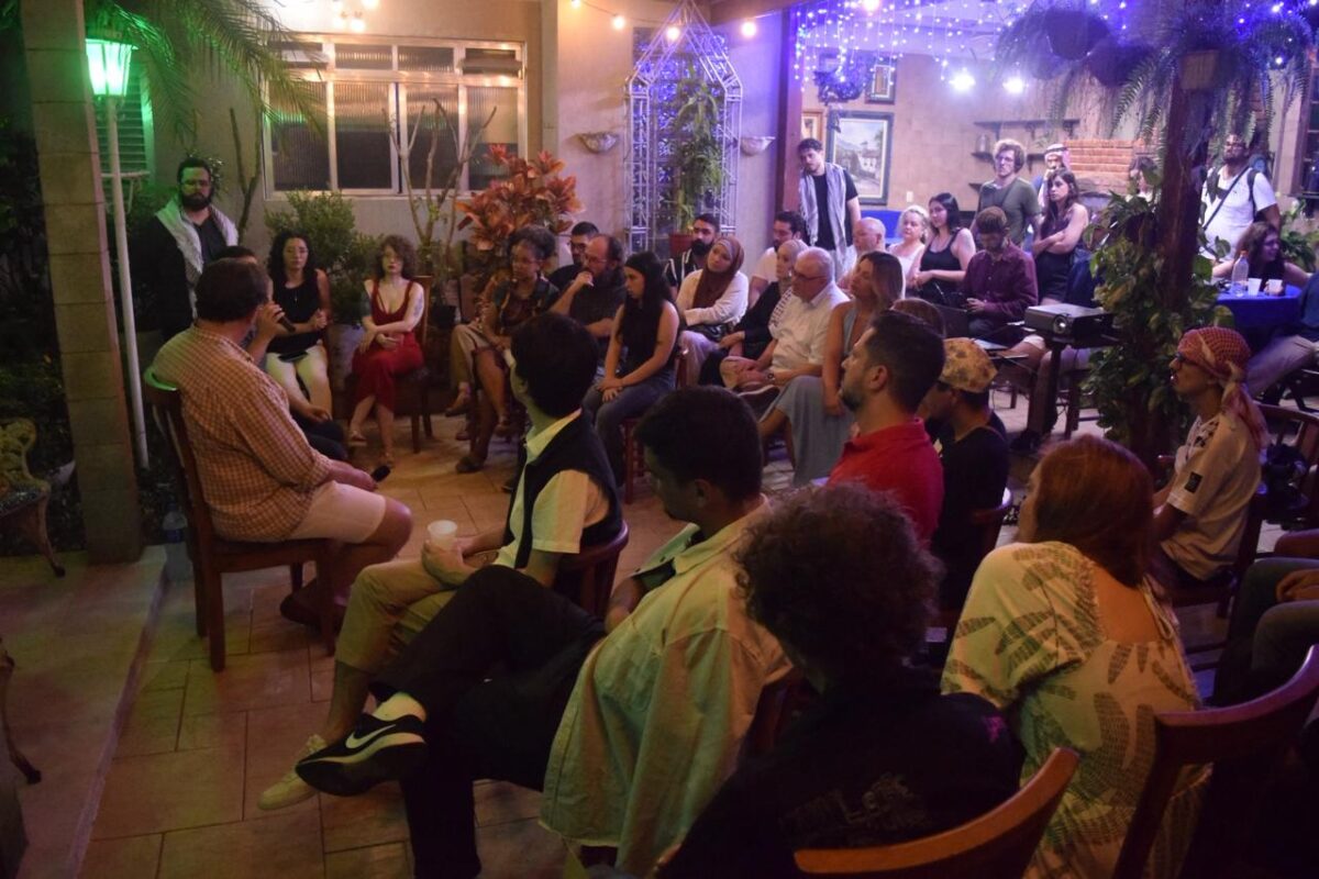 Primeira edição do Dia de Cultura Palestina e Libanesa reúne público em Santos (SP), em 29 de maio de 2025, para uma programação dedicada à valorização das tradições, da arte e da identidade dos dois povos. [Miguel Lucas]