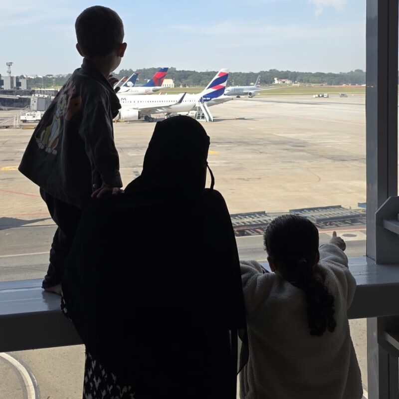 Esposa e filhos do egípcio Abdallah Montaser, que ficaram retidos no aeroporto de Guarulhos (SP). (Foto: arquivo pessoal)
