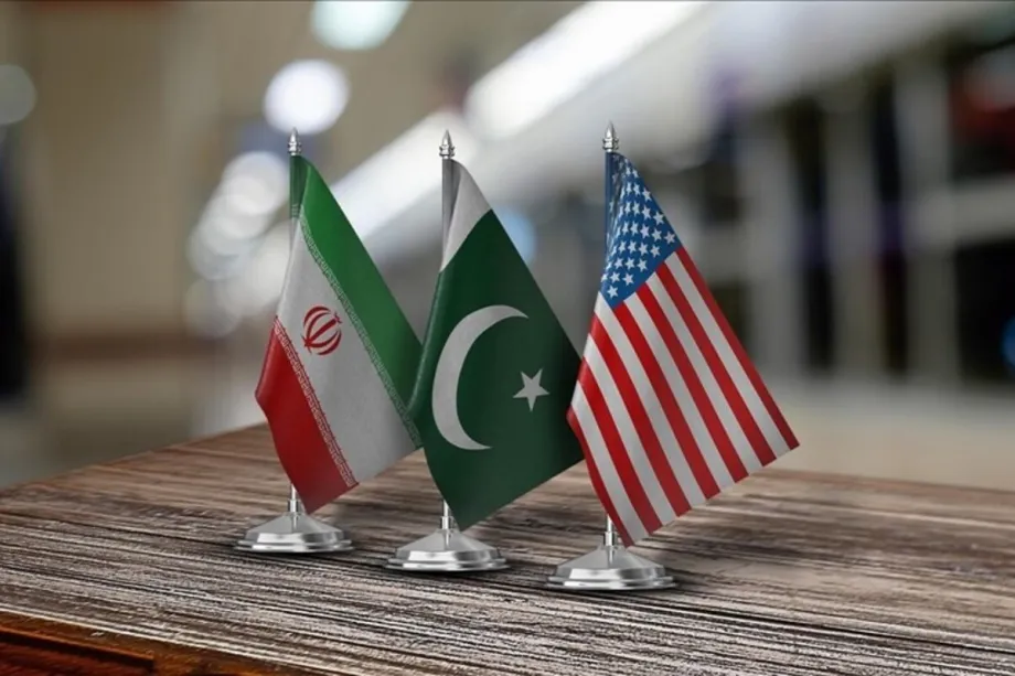 Bandeiras do Irã, Paquistão e Estados Unidos exibidas juntas sobre uma mesa. [Foto/ Agência Anadolu]