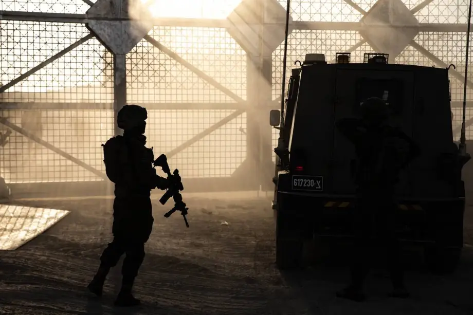 Soldados israelenses estão posicionados na passagem de Erez Crossing com armamento pesado e veículos militares, em Erez, Israel, em 29 de fevereiro de 2024. [Mostafa Alkharouf – Anadolu Agency]