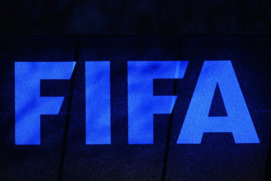 O logotipo da FIFA é visto na sede da entidade após o sorteio do torneio de repescagem da FIFA World Cup 2026, em Zurich, Suíça, em 20 de novembro de 2025. [Mustafa Yalçın – Anadolu Agency]
