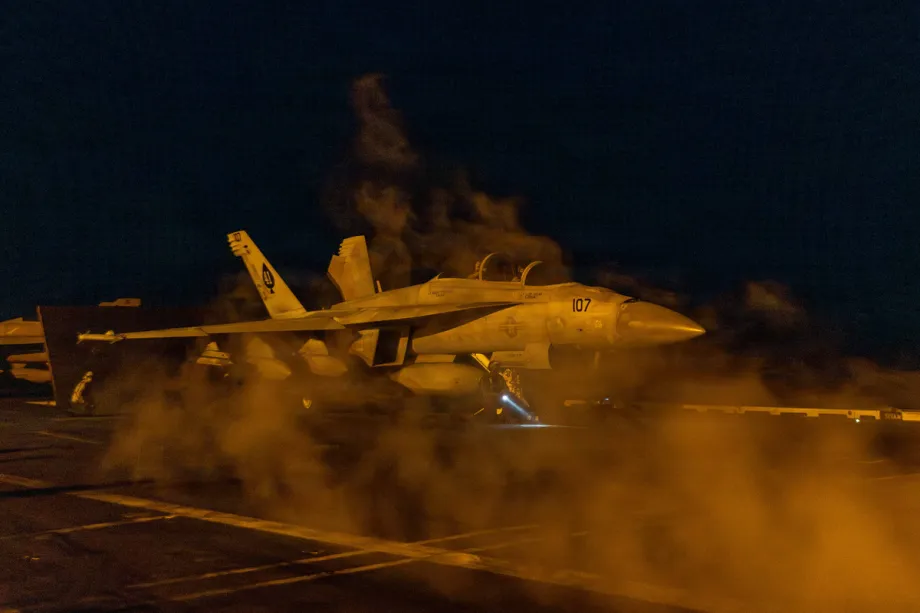Um avião de guerra da Marinha dos EUA decola do porta-aviões USS Abraham Lincoln durante a Operação Epic Fury, que teve como alvo o Irã no Golfo de Omã, em 1º de março de 2026. [Marinha dos EUA / Divulgação – Agência Anadolu]