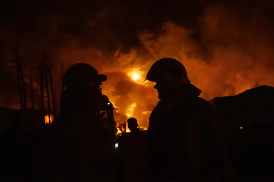 Um incêndio irrompe no depósito de petróleo de Shahran após ataques dos Estados Unidos e de Israel, deixando numerosos caminhões-tanque e veículos inutilizáveis na área, em Teerã, Irã, em 8 de março de 2026. [Hassan Ghaedi – Agência Anadolu]
